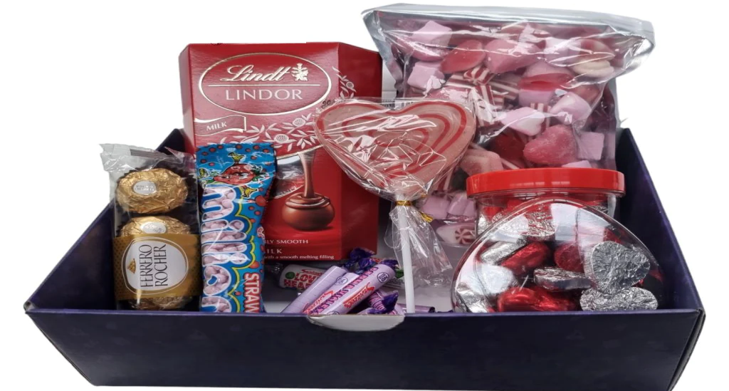 Candyroo Valentine Sweet and Chocolate Gift Box